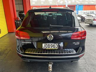 2015 Volkswagen Touareg - Thumbnail