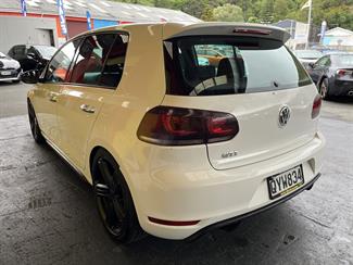 2011 Volkswagen Golf - Thumbnail