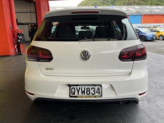 2011 Volkswagen Golf - Thumbnail