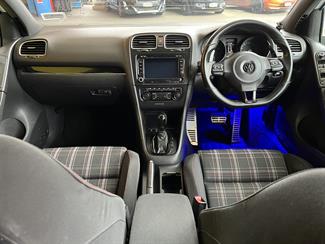 2011 Volkswagen Golf - Thumbnail