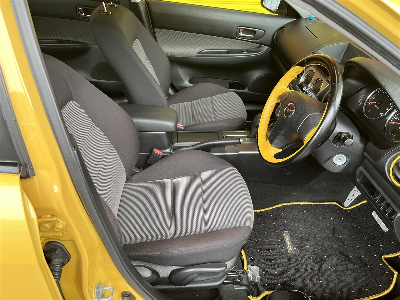2004 Mazda Atenza
