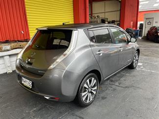 2017 Nissan LEAF - Thumbnail