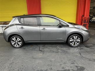 2017 Nissan LEAF - Thumbnail