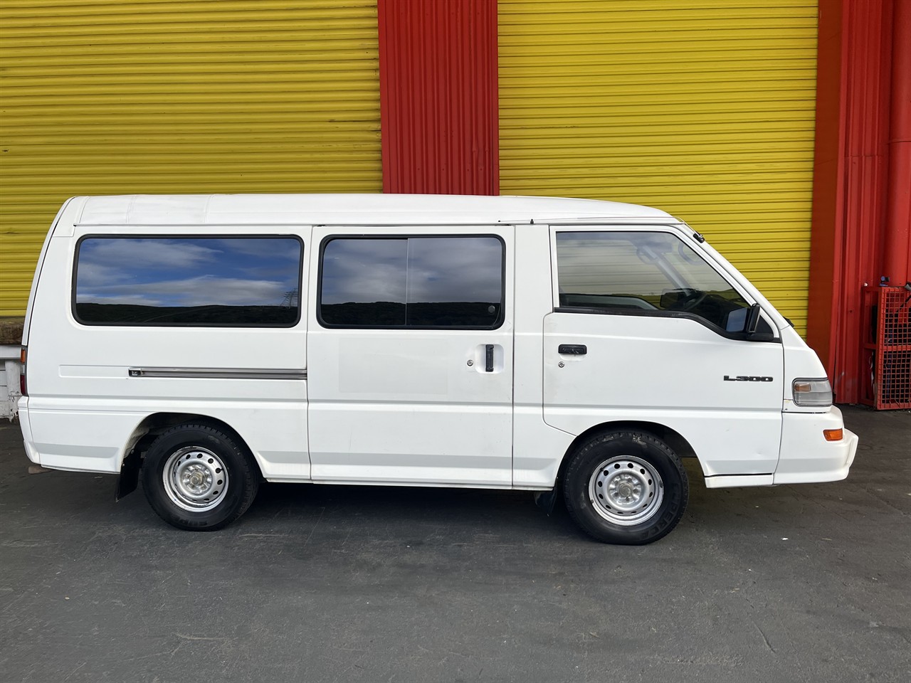2014 Mitsubishi l300