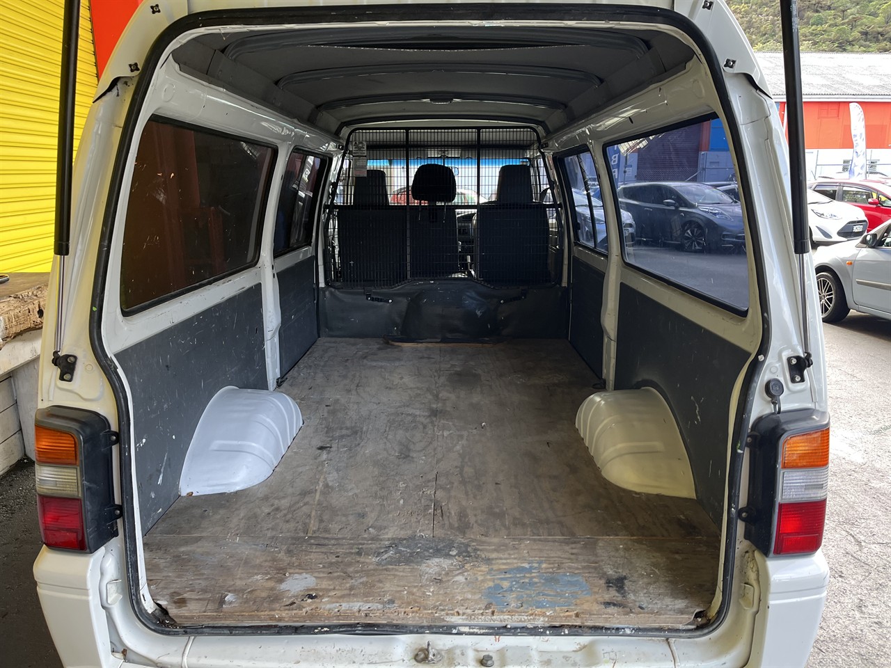 2014 Mitsubishi l300