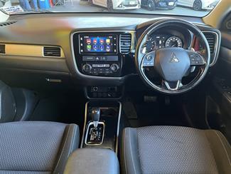 2017 Mitsubishi Outlander - Thumbnail