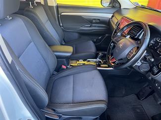 2017 Mitsubishi Outlander - Thumbnail