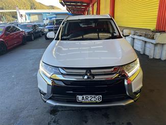 2017 Mitsubishi Outlander - Thumbnail