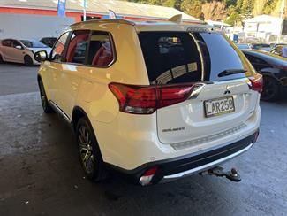 2017 Mitsubishi Outlander - Thumbnail