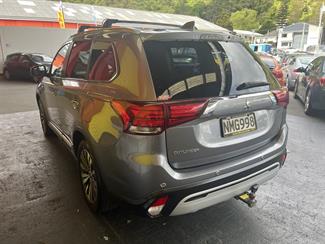 2021 Mitsubishi Outlander - Thumbnail