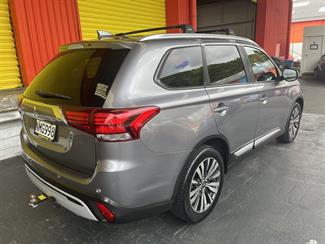 2021 Mitsubishi Outlander - Thumbnail