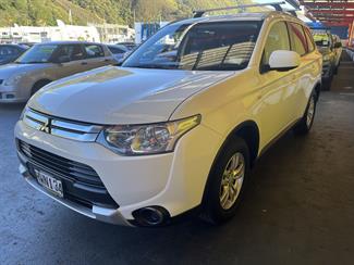 2015 Mitsubishi Outlander - Thumbnail