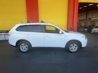 2015 Mitsubishi Outlander - Thumbnail