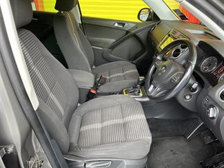 2011 Volkswagen Tiguan - Thumbnail