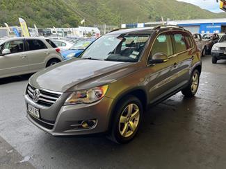 2011 Volkswagen Tiguan - Thumbnail