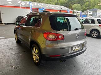 2011 Volkswagen Tiguan - Thumbnail