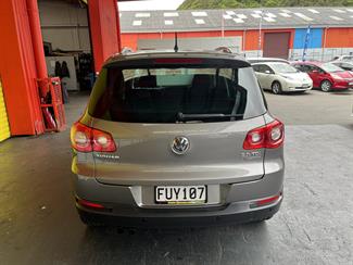 2011 Volkswagen Tiguan - Thumbnail