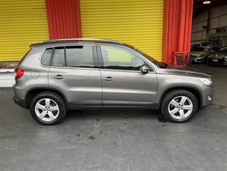 2011 Volkswagen Tiguan - Thumbnail