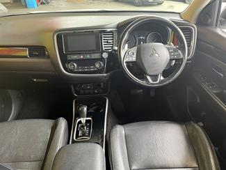 2016 Mitsubishi Outlander - Thumbnail