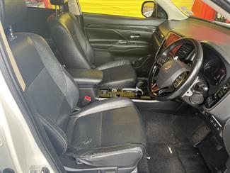 2016 Mitsubishi Outlander - Thumbnail