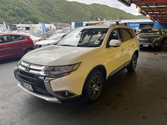 2016 Mitsubishi Outlander - Thumbnail