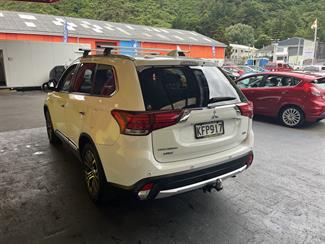 2016 Mitsubishi Outlander - Thumbnail