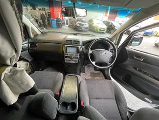 2004 Toyota ipsum - Thumbnail