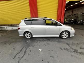 2004 Toyota ipsum - Thumbnail