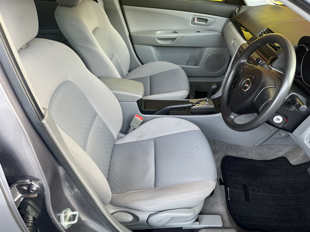 2004 Mazda Axela