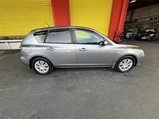 2004 Mazda Axela - Thumbnail