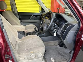 2000 Mitsubishi Pajero - Thumbnail