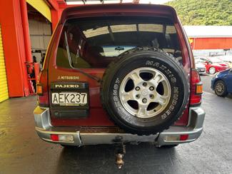 2000 Mitsubishi Pajero - Thumbnail