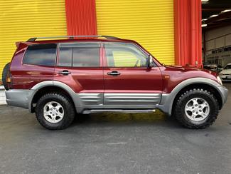 2000 Mitsubishi Pajero - Thumbnail