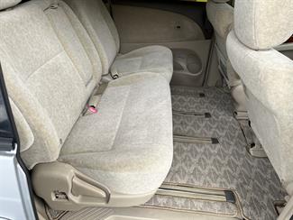 2005 Toyota Estima - Thumbnail