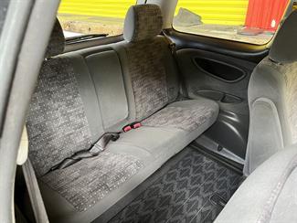 2004 Toyota Estima - Thumbnail