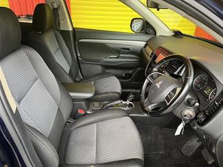 2015 Mitsubishi Outlander - Thumbnail