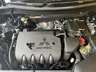 2015 Mitsubishi Outlander - Thumbnail