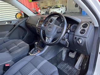 2011 Volkswagen Tiguan - Thumbnail