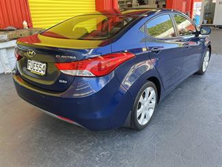 2011 Hyundai elantra - Thumbnail
