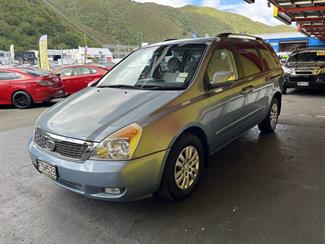 2010 Kia Carnival - Thumbnail