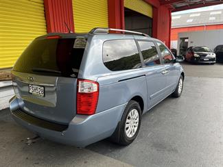 2010 Kia Carnival - Thumbnail
