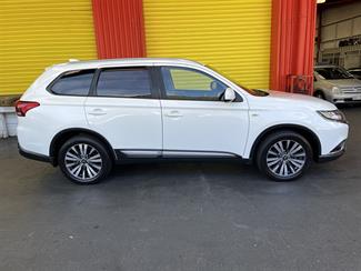 2019 Mitsubishi Outlander - Thumbnail