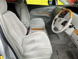 2011 Toyota Estima - Thumbnail