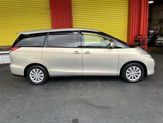 2011 Toyota Estima - Thumbnail