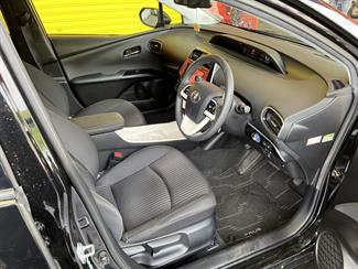 2016 Toyota Prius - Thumbnail