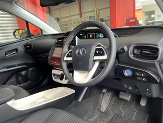 2016 Toyota Prius - Thumbnail