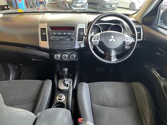 2010 Mitsubishi Outlander - Thumbnail