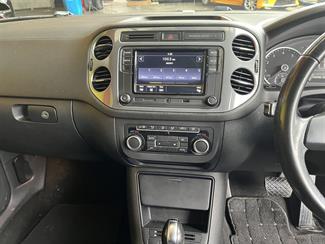 2011 Volkswagen Tiguan - Thumbnail
