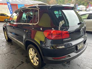 2011 Volkswagen Tiguan - Thumbnail