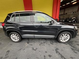 2011 Volkswagen Tiguan - Thumbnail